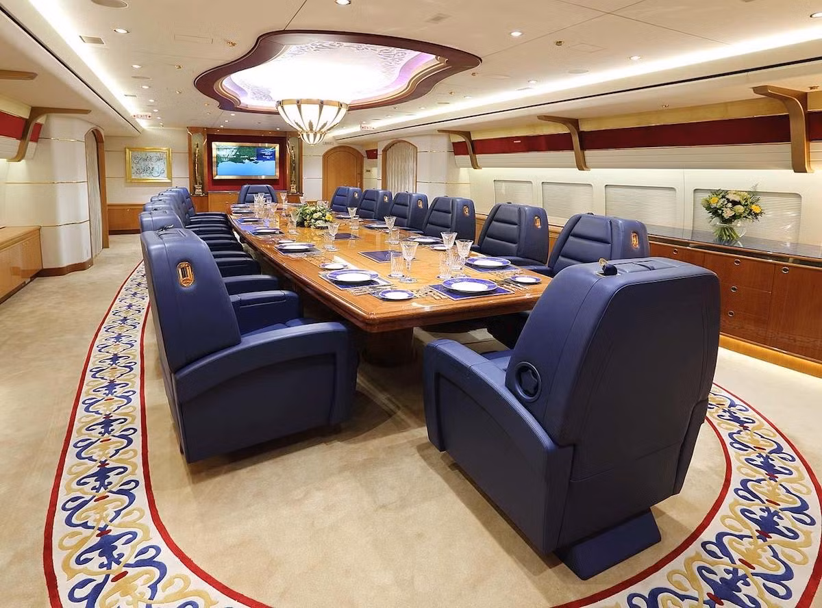 Nội thất của 747 ban đầu được thiết kế và trang bị bởi công ty thiết kế Cabinet Alberto Pinto. Công ty đã hoàn thiện nhiều nội thất máy bay phản lực VIP tùy chỉnh trong quá khứ, nhưng 747-8 là dự án máy bay phản lực tư nhân lớn nhất và tham vọng nhất mà công ty từng thực hiện. Phải mất bốn năm để hoàn thành và thường được mô tả là 'biệt thự bay '.