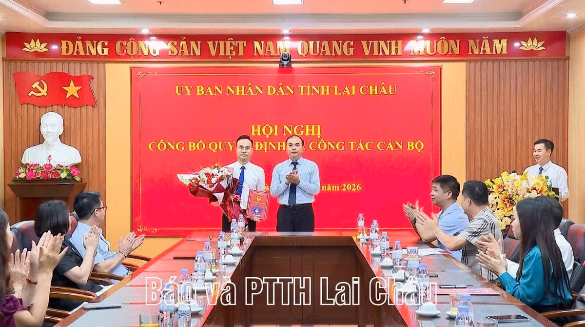 Phó Chủ tịch UBND tỉnh Lai Châu Nguyễn Sỹ Cảnh trao quyết định và chúc mừng ông Ngô Sỹ Thiện - Phó Giám đốc Sở Xây dựng. Ảnh: Báo và PTTH Lai Châu