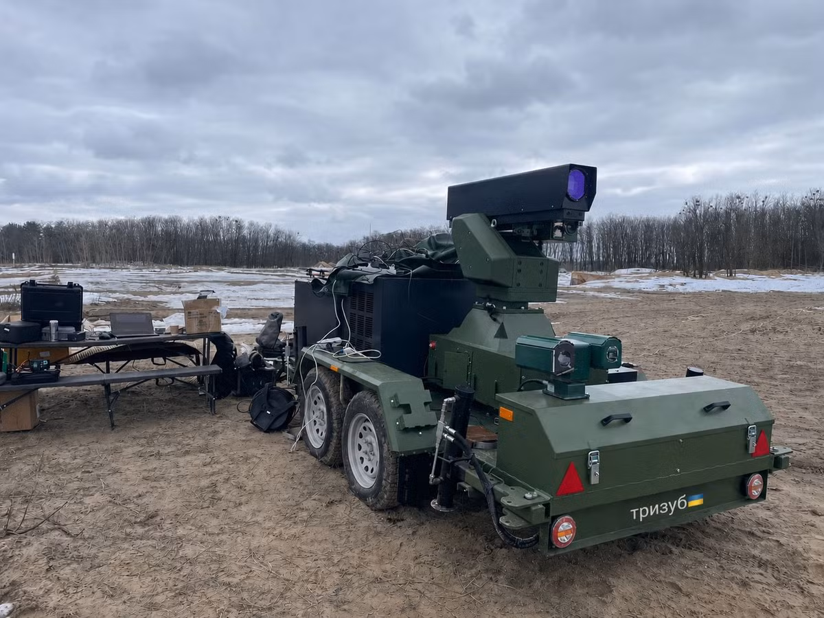 Một hệ thống phòng không laser do Ukraine phát triển mang tên “Tryzub” để triển khai cơ động và đang bước vào giai đoạn thử nghiệm cuối cùng. Nhà phát triển cho biết hệ thống có khả năng tác chiến ở nhiều cự ly khác nhau đối với nhiều loại UAV, theo Militarnyi.