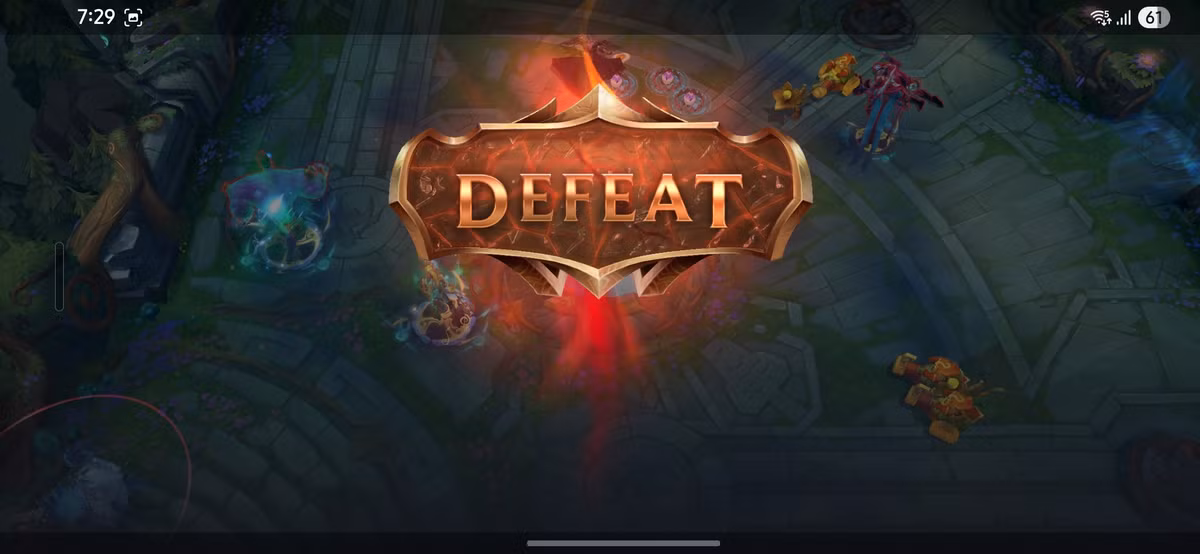 Nếu bạn chơi game trong điều kiện lý tưởng như trong nhà mát mẻ, qua Wifi, màn hình không để quá sáng thì Galaxy S25 Edge có thể trụ được khoảng 10 đến 12 trận Liên Quân, hoặc 8 đến 10 trận Tốc Chiến, tương đương khoảng 4 tiếng chơi game liên tục. Đây là con số "ổn áp" với một viên pin nhỏ như 3900mAh, nhưng so với các máy khác có pin 5000mAh thì rõ ràng không thể bì lại.