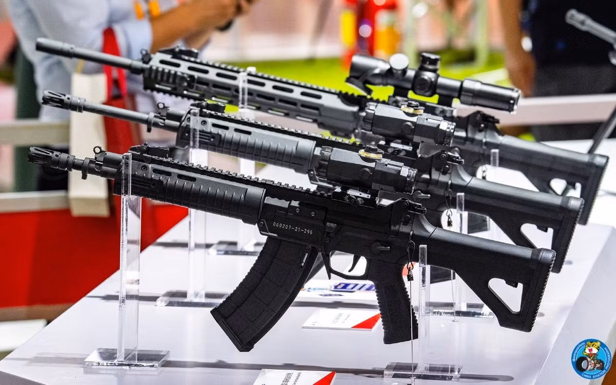 Mẫu súng này cũng có nhiều biến thể, bao gồm phiên bản carbine và phiên bản súng trường bắn tỉa bán tự động, phục vụ các vai trò khác nhau trong đơn vị.