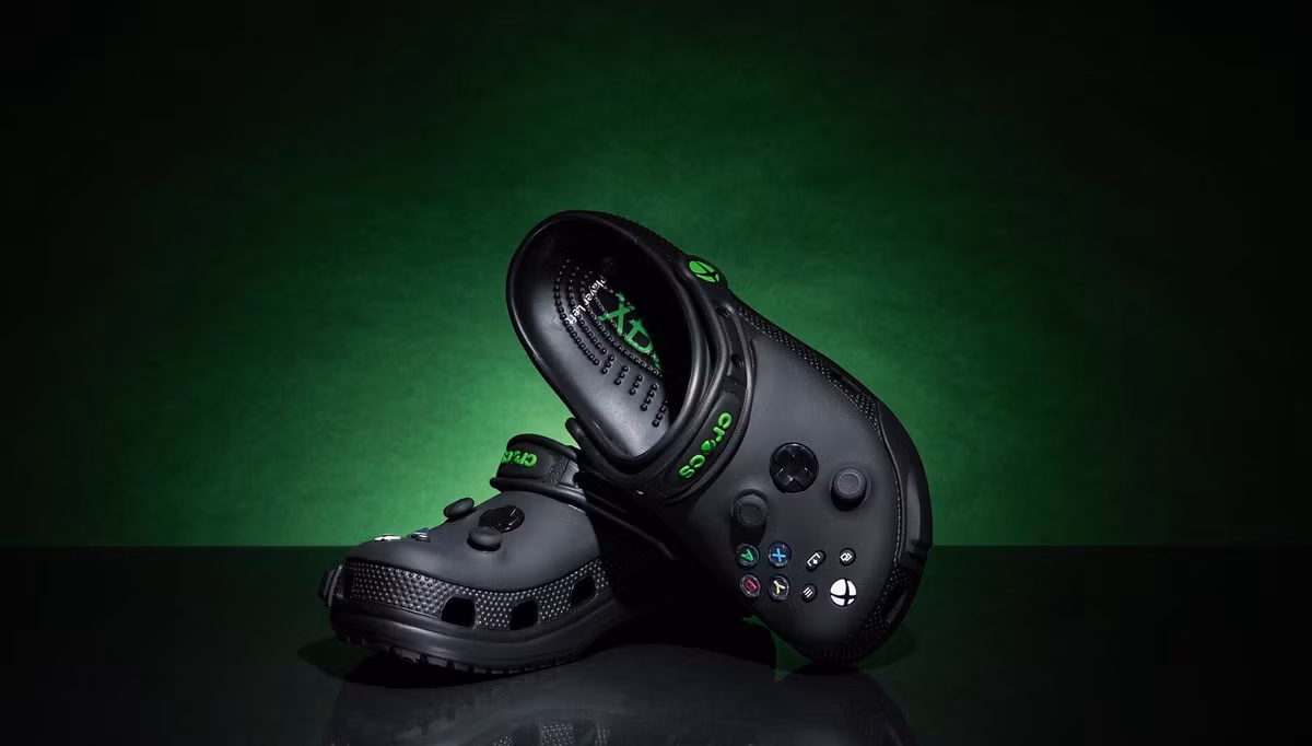 Xbox và Crocs vừa hợp tác ra mắt một bộ sưu tập độc quyền với thiết kế kết hợp giữa tay cầm chơi game và giày Crocs, tái hiện biểu tượng tay cầm Xbox với các nút bấm và cần điều khiển cố định.