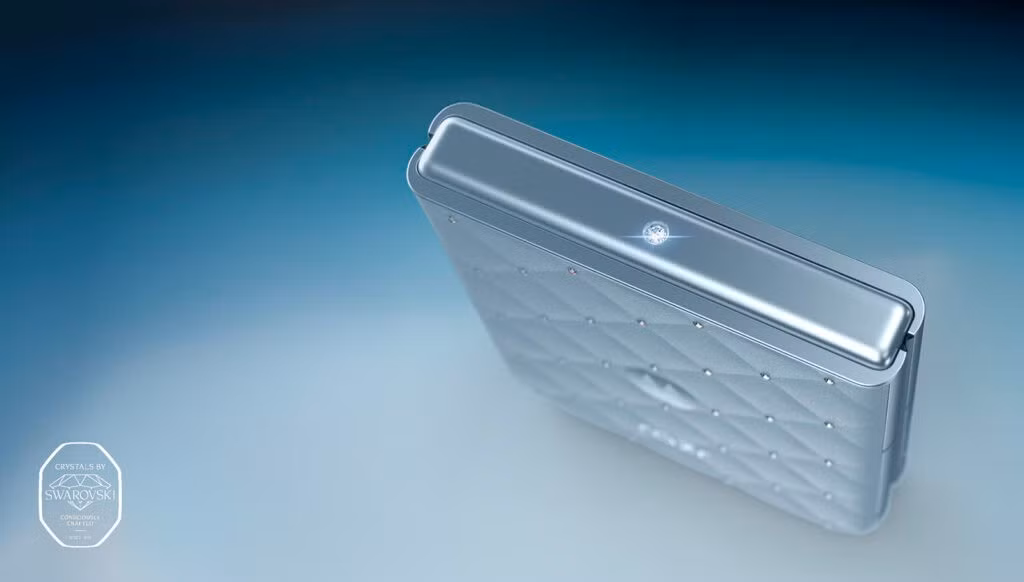 Bản lề cũng chứa một viên pha lê lớn, được cắt chính xác với 26 mặt cắt, cạnh phải có các phím âm lượng lấy cảm hứng từ pha lê.