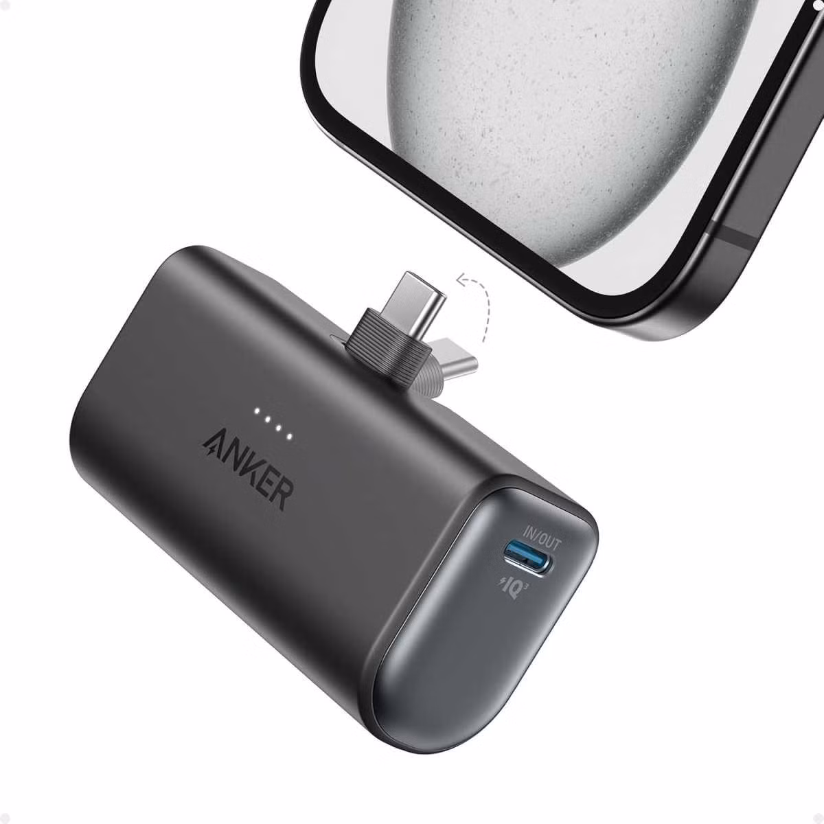 Đầu tiên đương nhiên là thứ cực kỳ quen thuộc, ai sử dụng smartphone cũng biết đến, pin sạc dự phòng. Bạn cần có trong túi/túi quần/ba lô vì bạn không bao giờ biết khi nào điện thoại sẽ hết pin và cần sạc lại. Pin dự phòng có đủ dung lượng, kích thước từ nhỏ gọn để mang theo bất cứ đâu đến loại khủng bố đủ xài cả tuần.