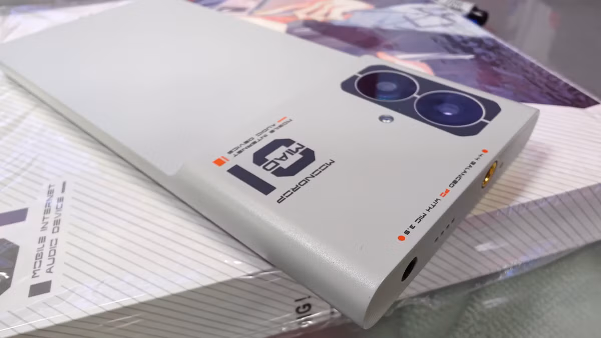 Chiếc điện thoại có tên MIAD 01 5G này được định vị là sự kết hợp giữa một chiếc điện thoại Android hiện đại và một máy nghe nhạc chuyên dụng Hi-Res, với mức giá khoảng hơn 10 triệu đồng khi về thị trường Việt Nam theo đường xách tay.