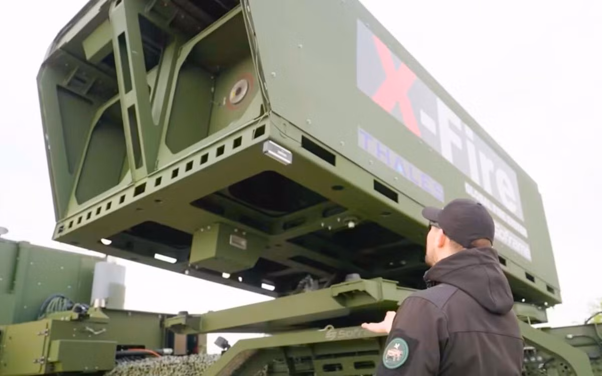 Thales, phối hợp cùng ArianeGroup (đơn vị nổi tiếng với tên lửa đạn đạo phóng từ tàu ngầm M51) trong chương trình FLP-T của Pháp, đã hoàn thành các thử nghiệm bắn đầu tiên đối với hệ thống MLRS cơ động cao X-Fire.
