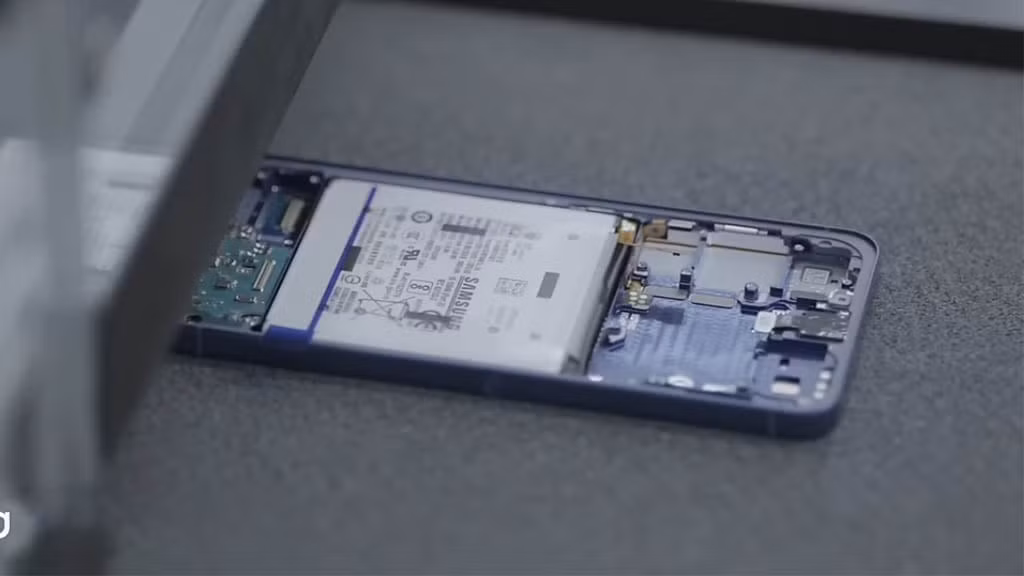 Samsung lấy pin và khả năng sạc từ mẫu Galaxy S25 cơ bản, khi Galaxy S25 Edge sạc ở mức 25W bằng cáp và 15W không dây. Đáng chú ý là 25W chậm hơn nhiều so với Plus và Ultra, cả hai đều sạc ở mức 45W. Pin của Galaxy S25 Edge thực tế thậm chí còn nhỏ hơn pin của Galaxy S25, mặc dù điện thoại lớn hơn đáng kể với màn hình có độ phân giải cao hơn.