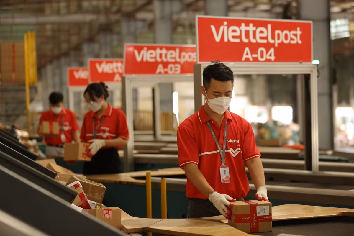 Quy trình hoạt động được tự động hóa: Nhân viên đặt hàng hóa vào robot tại trạm, hệ thống gửi thông báo tới khách hàng, thiết bị di chuyển đến địa chỉ nhận và liên hệ khi đến gần. Sau khi hoàn tất, robot quay lại trạm sạc. Toàn bộ hành trình được giám sát thời gian thực và có thể điều khiển từ xa khi cần.