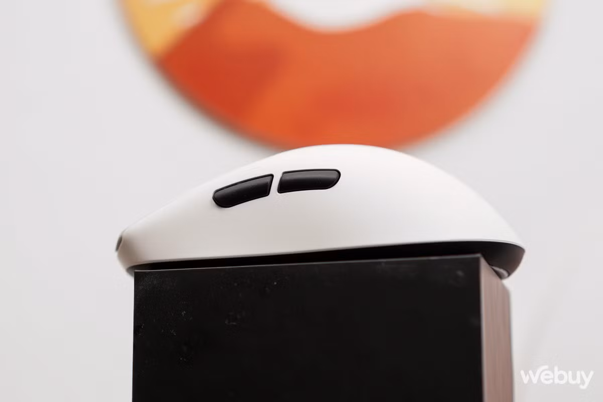 Cạnh phải là 2 nút phụ của chuột. 2 nút này hơi mỏng giống với dòng Logitech G Pro X Superlight hơn là "to bản" như Pulsar hay dòng DeathAdder của Razer. Tuy vậy thì cảm giác bấm vẫn thoải mái, sờ tay là đúng vị trí nút luôn chứ chưa khó khăn như những dòng chuột lưng thấp với nút bấm siêu nhỏ.