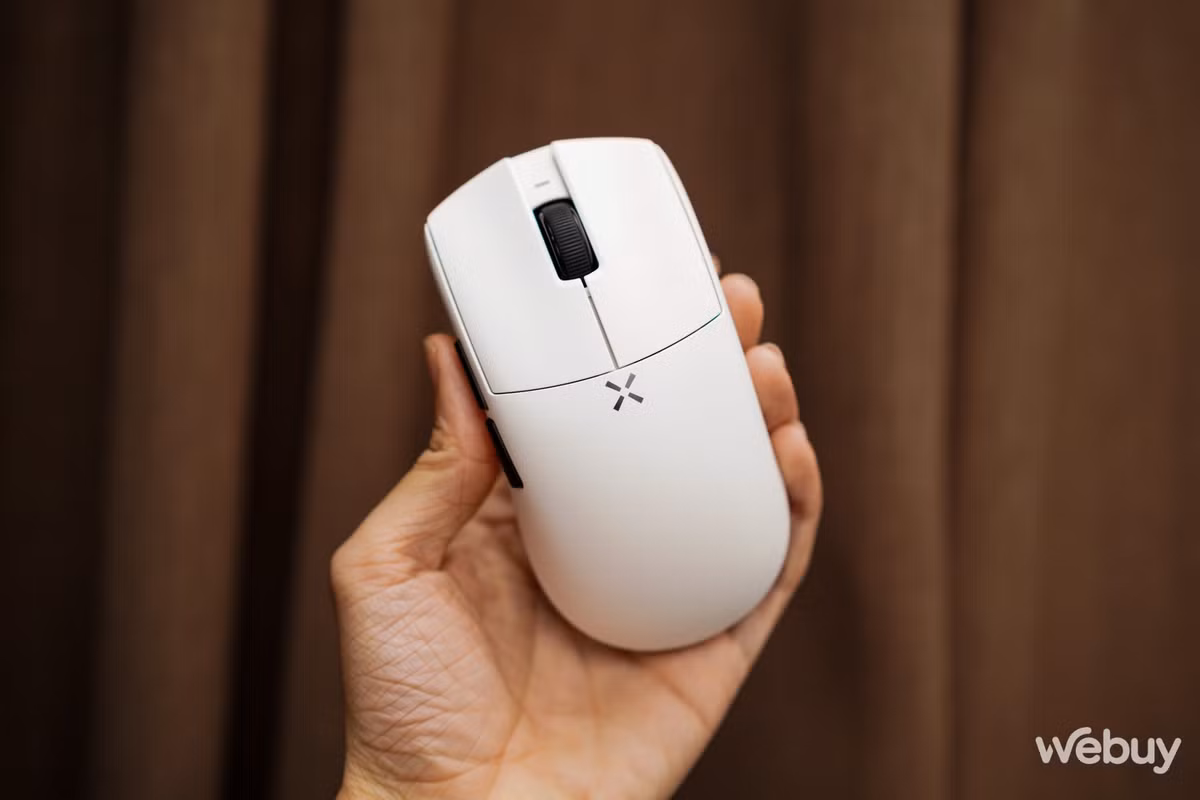 Cũng giống như những con chuột hiệu năng cao mới nổi trong thời gian gần đây, Hitscan Hyperlight đi theo một hướng thiết kế đơn giản, giống như một con chuột văn phòng chứ không 'đèn đóm sắc màu' như những con chuột gaming thế hệ cũ.