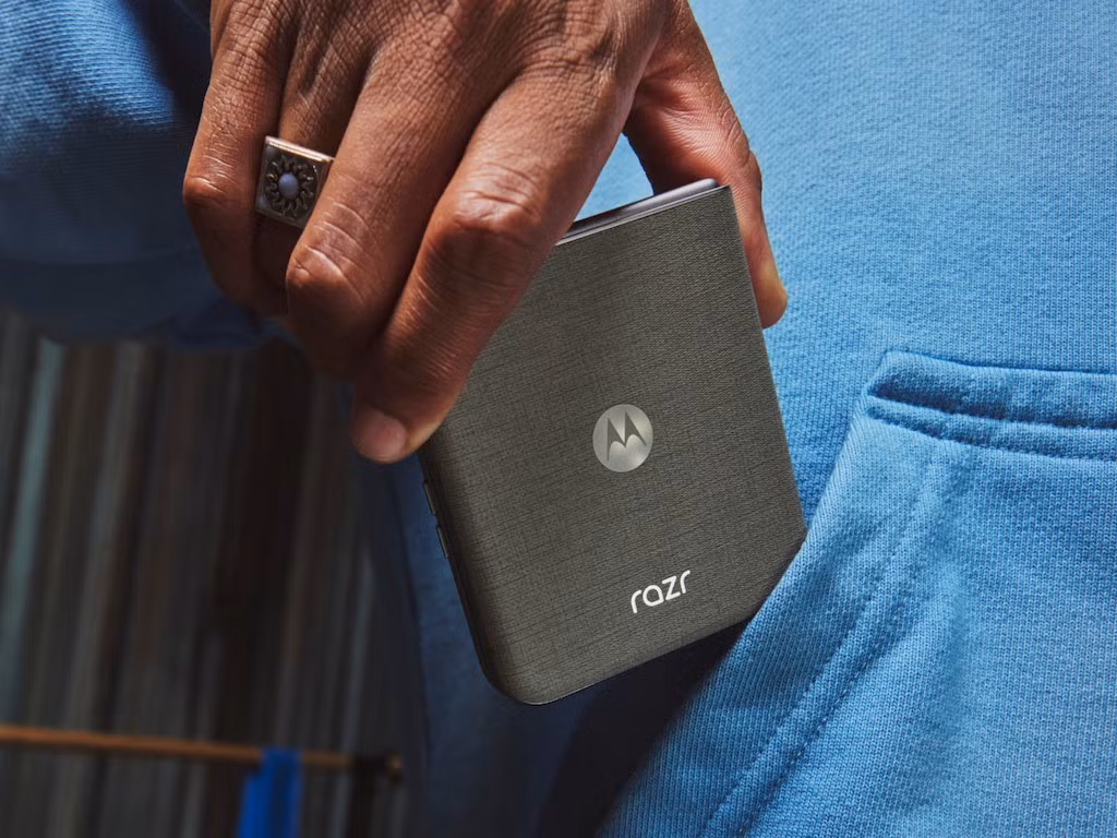 Motorola cũng bổ sung thêm một số tùy chọn màu sắc mới như xám Hematite, xanh lá thể thao và trắng sáng, bên cạnh phiên bản tím từng xuất hiện trong các hình ảnh rò rỉ.