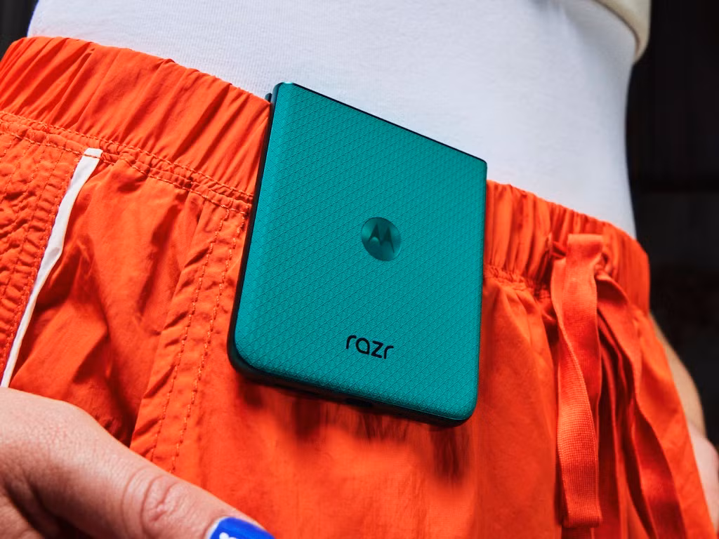Dù vậy, tổng thể Razr (2026) vẫn bị đánh giá là bản nâng cấp “an toàn”, không mang đến thay đổi đột phá về thiết kế hay công nghệ. Trong bối cảnh thị trường smartphone gập ngày càng cạnh tranh, việc thiếu đi yếu tố đột phá có thể khiến sản phẩm gặp khó trong việc tạo dấu ấn mạnh mẽ.