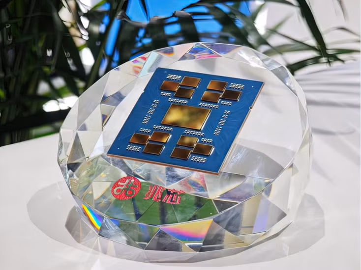 Toàn bộ khuôn chip (full-die), cho thấy sự kết hợp của 12 chiplet tính toán và một chiplet I/O khổng lồ.