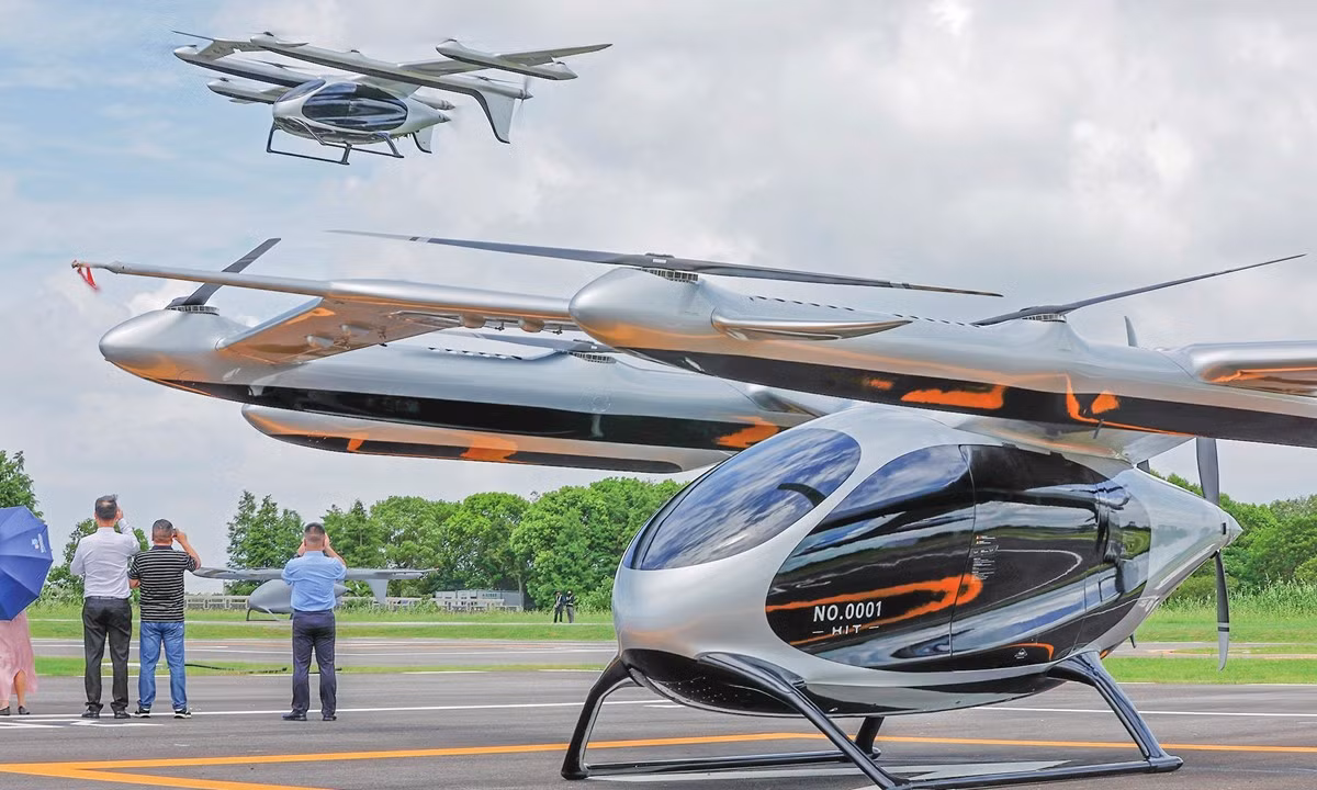 Đối với AutoFlight, mục tiêu dài hạn là “dân chủ hóa bầu trời”. Ông Xie cho biết chi phí di chuyển bằng đường hàng không trong tương lai có thể tương đương các dịch vụ gọi xe cao cấp trên mặt đất, dù việc triển khai trên quy mô lớn vẫn còn cách 3 đến 5 năm.