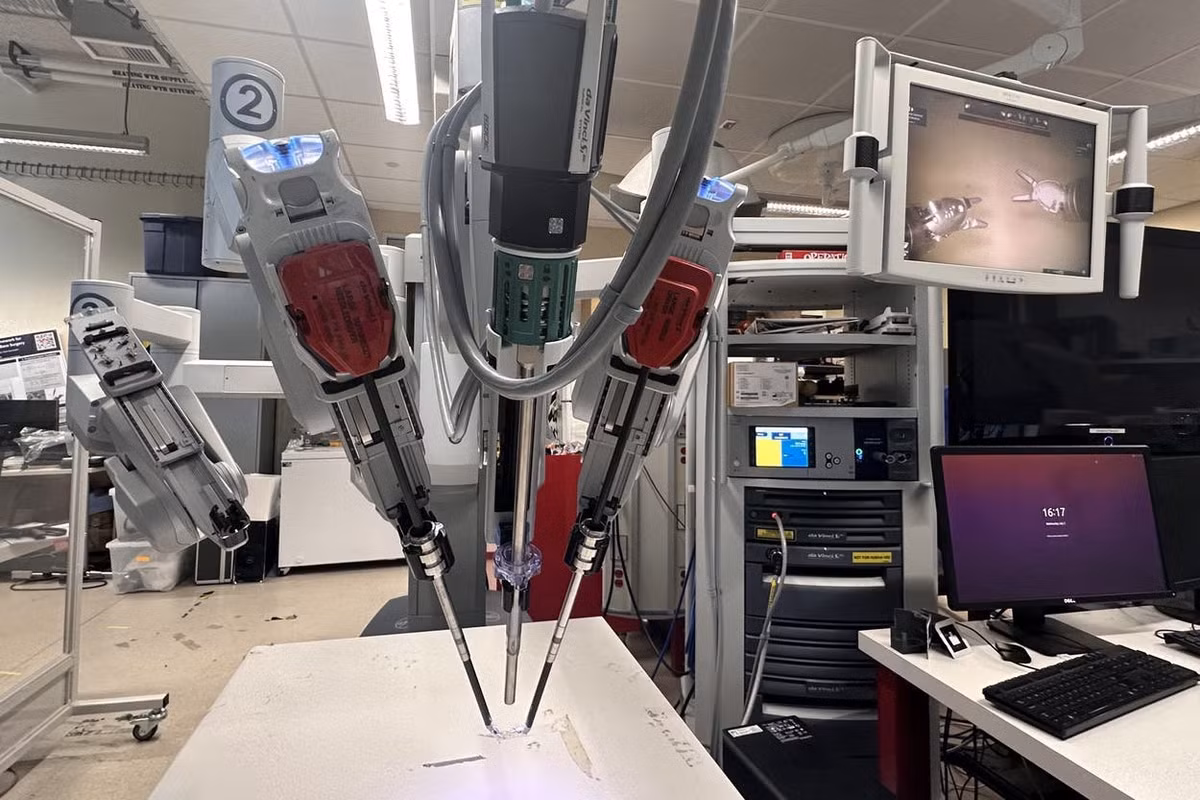 Robot mang tên SRT-H (Surgical Robot Transformer-Hierarchy) được phát triển bởi các nhà nghiên cứu tại Đại học Johns Hopkins đã chứng minh khả năng thực hiện phẫu thuật cắt túi mật với trình độ tương đương các bác sĩ phẫu thuật giàu kinh nghiệm.