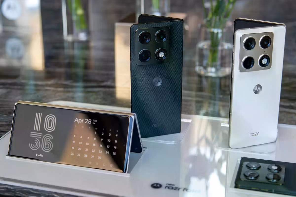 Motorola đã giới thiệu 4 mẫu điện thoại gập Razr mới. Bên cạnh phiên bản Fold gập khác biệt thì 3 phiên bản năm nay gồm Razr, Razr+ và Razr Ultra được xem là cùng một Series gập vỏ sò. Mặc dù Razr 70 là chiếc điện thoại gập rẻ nhất mà Motorola bán, nhưng nó lại đắt hơn đáng kể so với Razr 60 tiền nhiệm.