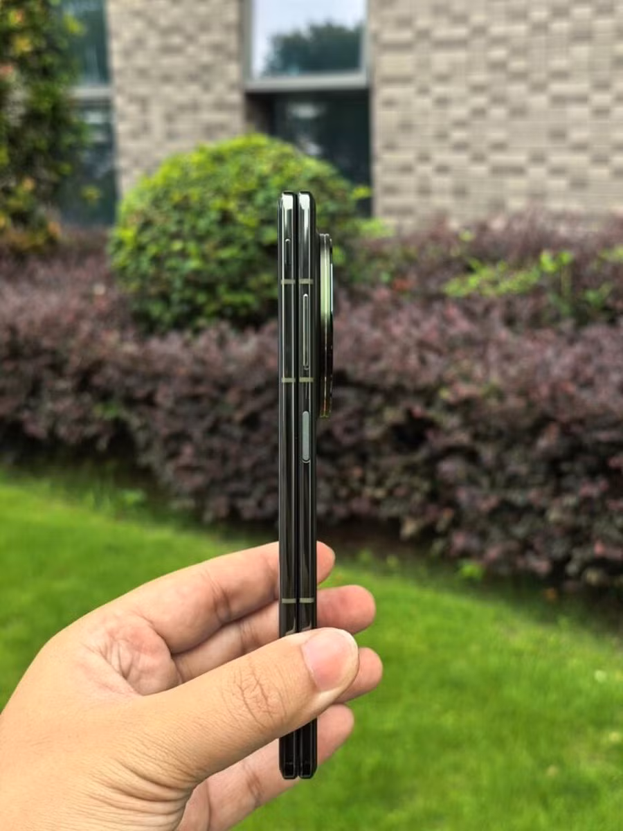 Trọng lượng của vivo X Fold 5 được cho là khoảng 209 gram, khiến nó trở thành điện thoại gập ngang nhẹ nhất từ trước đến nay. vivo cũng tuyên đây sẽ là điện thoại đầu tiên trong phân khúc có ba lớp bảo vệ, bao gồm khả năng kháng nước nước, chống bụi và chống rơi.
