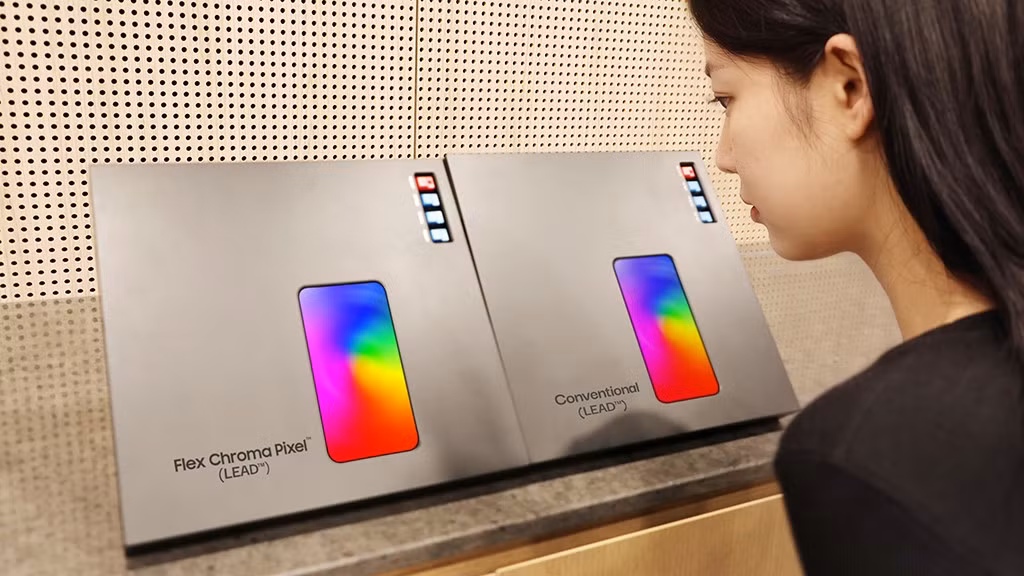 Bên cạnh đó, Samsung giới thiệu màn hình Flex Chroma Pixel tập trung tối ưu hóa độ sáng và độ chính xác của màu sắc. Tấm nền này có khả năng đạt độ sáng lên tới 3.000 nit và bao phủ 96% dải màu BT.2020.