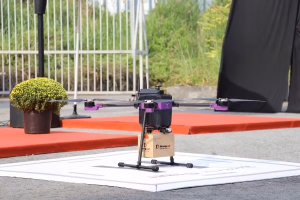 Trong bối cảnh logistics lâu nay vẫn là điểm nghẽn của nền kinh tế sản xuất Việt Nam, drone được kỳ vọng có thể phát huy vai trò trong khâu giao hàng chặng cuối (last-mile delivery) - công đoạn vốn kém hiệu quả nhất, khi hàng hóa phải được phân phối từ kho lớn tới từng cá nhân.