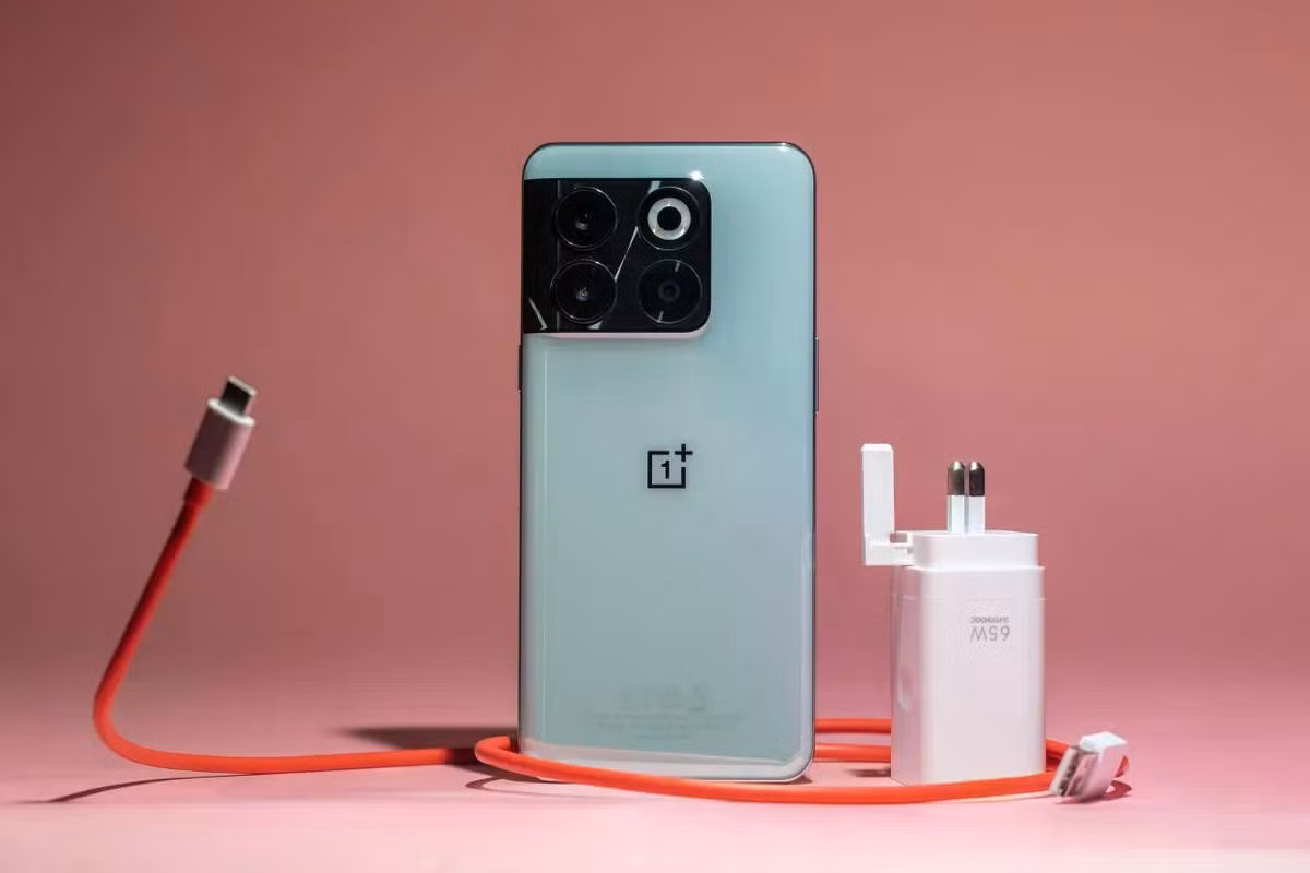 Cái tên cuối cùng trong danh sách là OnePlus 10T, sản phẩm được ra mắt vào tháng 8.2022 với tốc độ sạc nhanh ấn tượng thời điểm đó. Với công nghệ SuperVOOC, điện thoại hỗ trợ tốc độ sạc lên đến 150W, mặc dù tốc độ này bị giới hạn ở mức 125W ở một số thị trường do các ổ cắm điện áp thấp.
