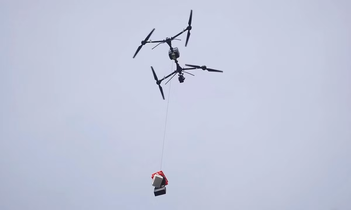 Thành phố triển khai thí điểm drone trong khuôn khổ mô hình “sandbox” được khởi động từ năm 2024. Đại diện Sở Khoa học và Công nghệ nhấn mạnh, việc này không phải vì drone là công nghệ “thời thượng”, mà bởi logistics đô thị là một bài toán khó, không chỉ về mặt công nghệ mà còn liên quan trực tiếp tới an toàn không phận.