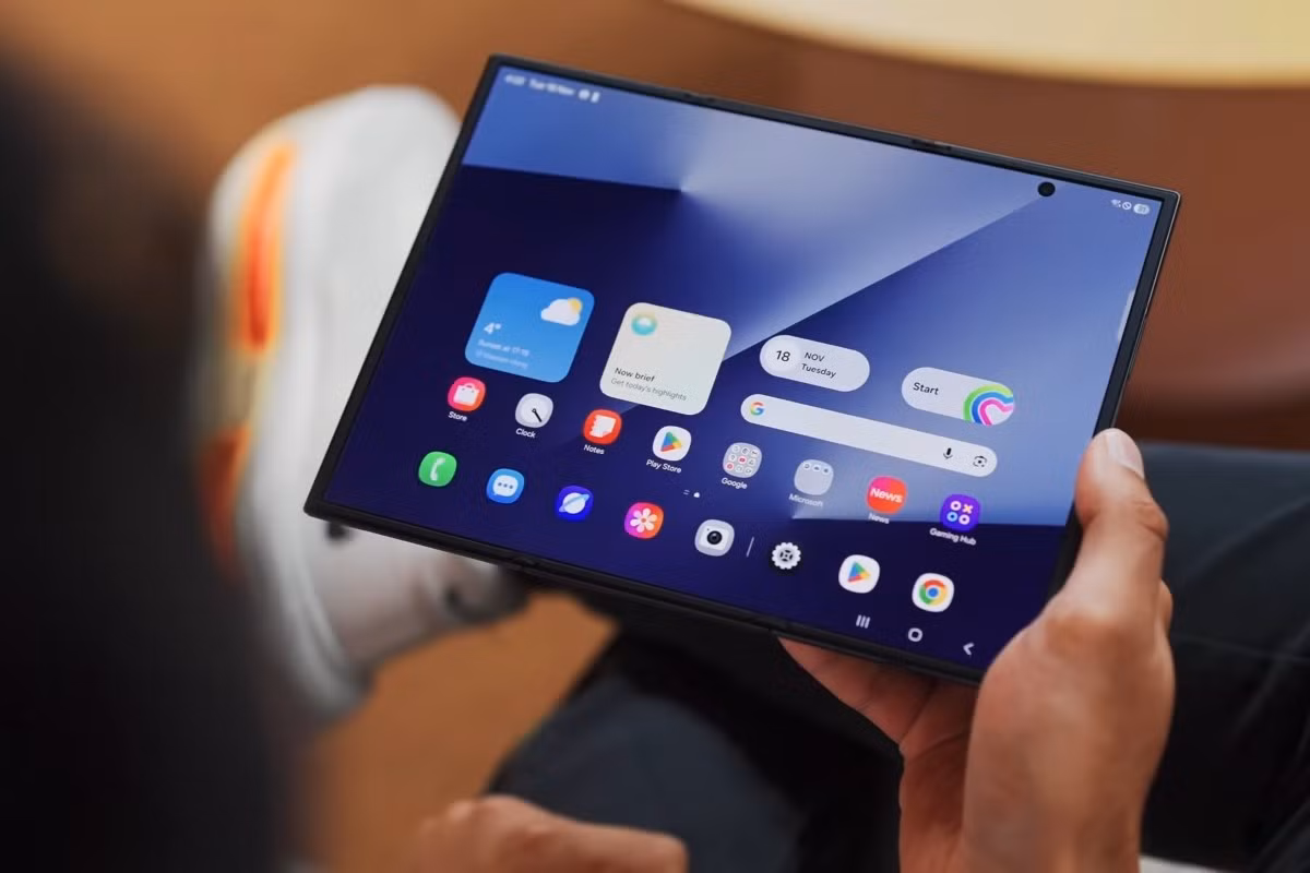 Thay vì gập mở hình chữ Z như mẫu flagship đến từ Huawei, Galaxy Z TriFold sẽ dùng cơ chế gập mở hình chữ U (gập mở tựa như thao tác cuộn vào trong với màn hình ngoài và trong sử dụng 2 tấm nền độc lập).