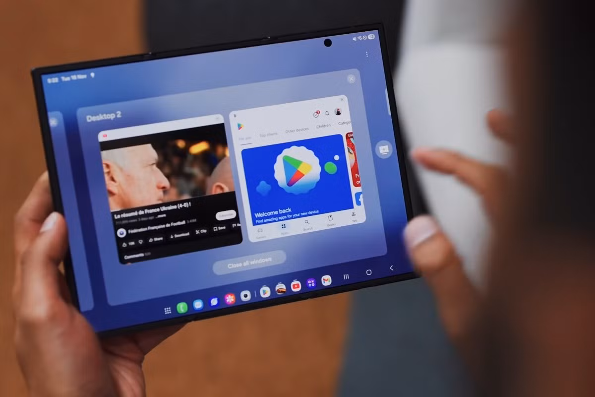 Ngoài ra, nhờ vào tỉ lệ 16:11 mới, Galaxy Z TriFold mang lại trải nghiệm sử dụng tựa như một mẫu máy tính bảng thực sự khi giao diện, thao tác sử dụng sẽ có khác biệt khi cầm ngang hoặc dọc. Điều đó hoàn toàn khác với mẫu điện thoại gập 2 truyền thống vốn có tỉ lệ màn hình gần như là hình vuông.