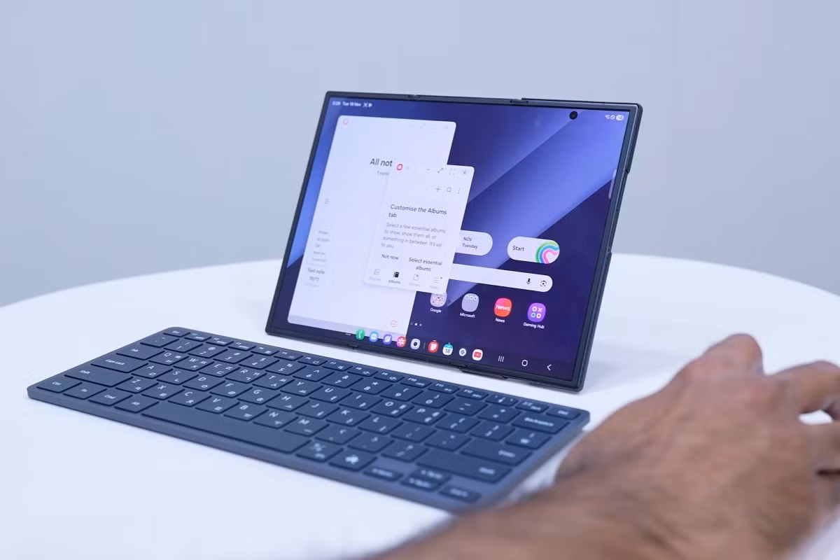 Bên cạnh đó, khi kích hoạt Samsung DeX, Galaxy Z TriFold sẽ đưa giao diện thành dạng máy tính bảng thay vì phải yêu cầu kết nối với màn hình rời. Thậm chí nếu kết nối với màn hình rời, chiếc điện thoại gập 3 này có thể trở thành màn hình phụ luôn - tính năng tương tự như các mẫu Galaxy Tab S.