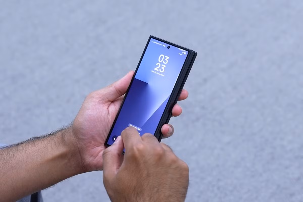 Với màn hình ngoài, Samsung Galaxy Z TriFold sở hữu tấm nền Dynamic AMOLED 2X, kích thước 6.5 inch, độ phân giải 2560 x 1080 pixels (tỉ lệ 21:9), độ sáng tối đa 2,600 nits và công nghệ LTPO cho phép tần số quét dao động từ 1-120Hz.