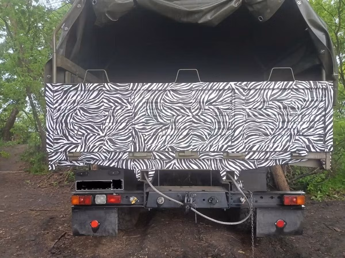 “Dazzle paint” hay “ngụy trang gây rối thị giác” được họa sĩ chiến tranh chính thức Norman Wilkinson sáng tạo năm 1917, nhằm giảm thiểu tổn thất do tàu ngầm Đức (U-boat) tấn công. Các họa tiết hình học sử dụng các mảng màu tương phản mạnh, thường là đen – trắng, được sắp xếp khéo léo để phá vỡ hình dáng con tàu, khiến đối phương khó xác định khoảng cách và hướng di chuyển.