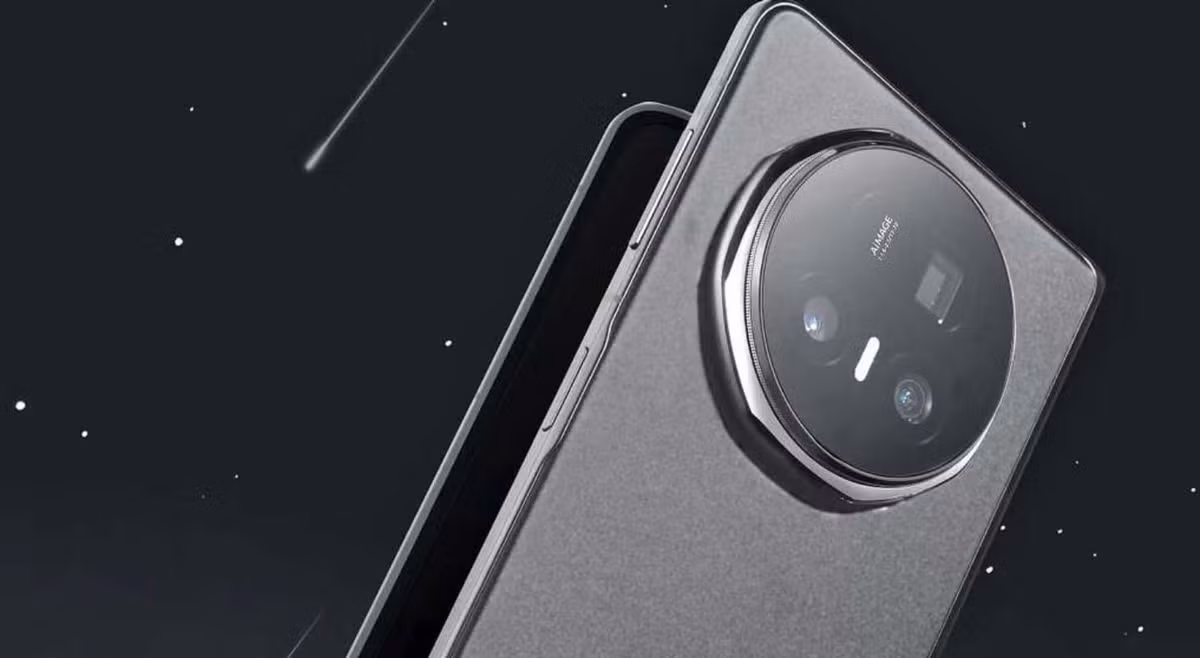 Cụm ba camera sau gồm: camera chính 50 megapixel khẩu độ f/1.6, camera tele 64 megapixel khẩu độ f/2.5 và camera góc siêu rộng 50 megapixel khẩu độ f/2.2. Ở mặt trước, máy có hai camera 20 megapixel khẩu độ f/2.2.