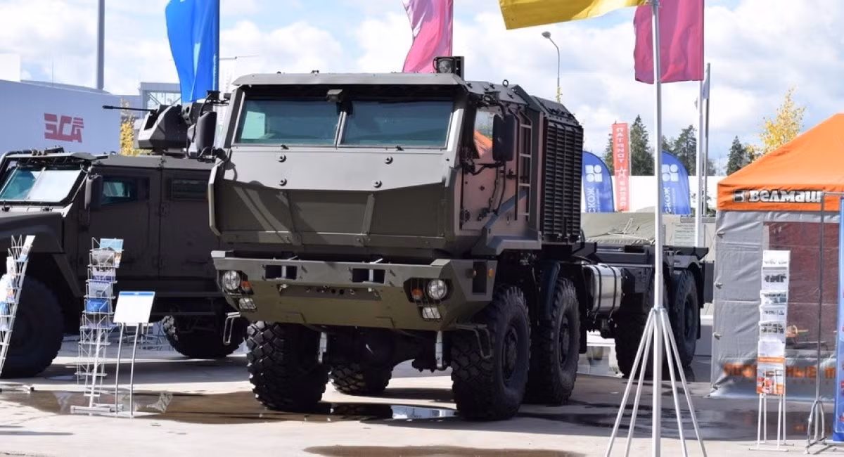 Đồng thời, không nên loại trừ khả năng KamAZ chỉ đơn giản là đang cố gắng kiếm lợi từ tình hình hiện tại, vì công ty đang trải qua giai đoạn khó khăn. Năm 2024, công ty báo cáo lỗ , mặc dù nhà máy này là nhà sản xuất xe tải lớn nhất ở Nga. Điều quan trọng cần lưu ý là mảng sản xuất dân dụng bị ảnh hưởng nặng nề nhất. ​