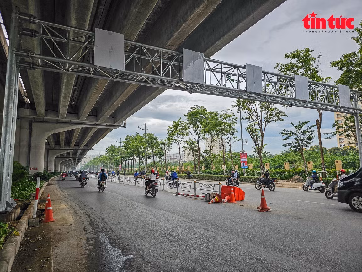 Hệ thống giá long môn đang được lắp đặt bằng xe nâng chuyên dụng.