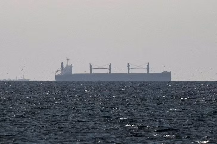 Một tàu chở hàng trên Vịnh Ba Tư, gần eo biển Hormuz, nhìn từ phía bắc Ras al-Khaimah, gần biên giới với tỉnh Musandam của Oman.