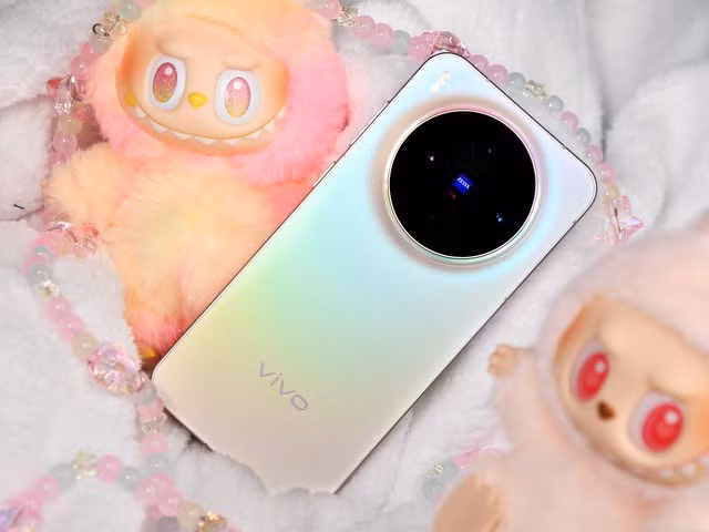 Về camera, X300 được trang bị cảm biến chính Samsung HPB 200 MP (1/1.4 inch, f/1.68), ống kính tele Sony LYT-602 50 MP (1/1.95 inch, APO) và camera góc siêu rộng Samsung JN1 50 MP. Camera selfie sử dụng cùng cảm biến JN1 50 MP. Máy nặng 190 g, dày 7,95 mm, đạt chuẩn IP68/IP69, có các tùy chọn màu đen, xanh, hồng và tím, chạy hệ điều hành OriginOS 6 trên nền Android 16.