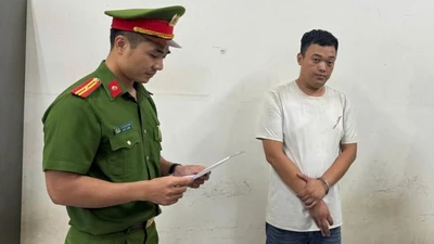 Tạm giữ tài xế taxi 'chặt chém' khách 4,2 triệu đồng 