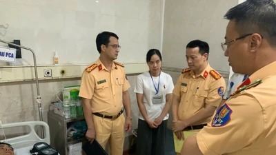 Ô tô tải húc xe CSGT, thượng úy cảnh sát cơ động bị gãy tay