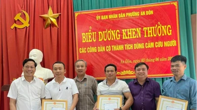 Khen thưởng 3 người cứu phụ nữ đuối nước giữa sông Thạch Hãn