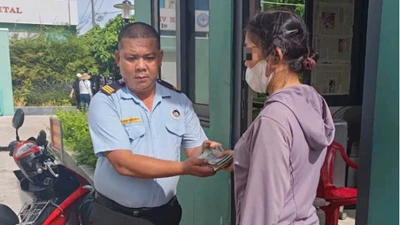 Người phụ nữ bật khóc nhận lại số tiền đánh rơi 