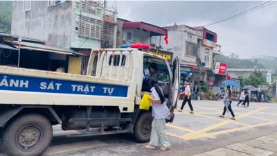 CSGT kịp thời đưa học sinh tới điểm thi