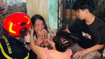 Giải cứu 5 người thoát khỏi đám cháy trong đêm ở Hải Phòng