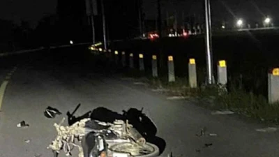 Hai xe máy tông nhau trong đêm khiến 4 người thương vong