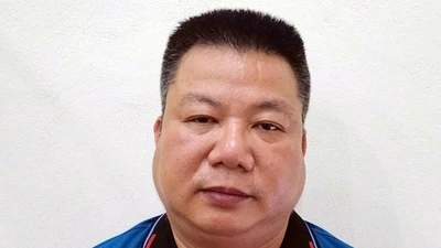 Khởi tố người đàn ông lao vào xe khách rút chìa khóa rồi bỏ đi