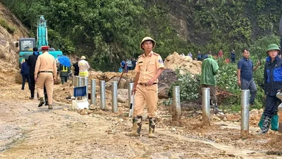 Sạt lở đất đá trên QL4D, 1 người bị vùi lấp tử vong
