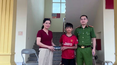 Nam sinh lớp 6 trả lại ví tiền cho người đánh mất 