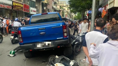 Ô tô tông liên hoàn nhiều xe máy trên phố Hà Nội