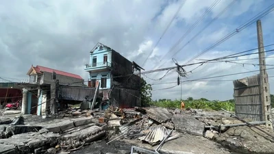 Sau tiếng nổ lớn, một ngôi nhà ở Hưng Yên đổ sập hoàn toàn