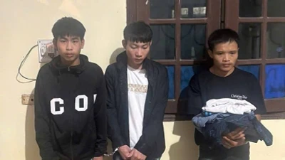 Khởi tố, bắt tạm giam 3 đối tượng cướp tài sản, xâm hại 2 cô gái