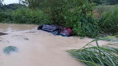 Ô tô bị lũ cuốn, 5 người may mắn thoát nạn ở Tuyên Quang