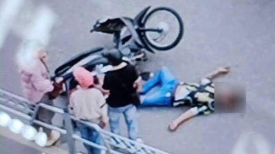 Đâm vào hàng rào phân làn, người đàn ông bị thương nặng